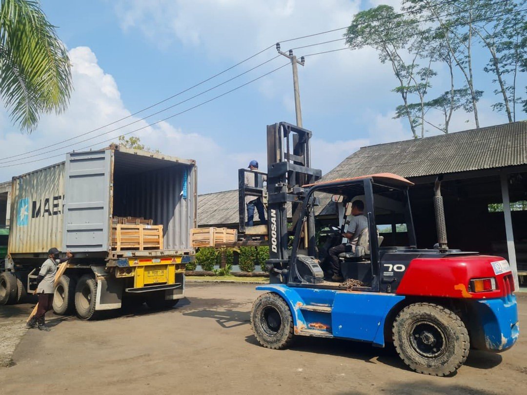 these are the activities of our team loading the products ready to be shipped ..WE SERVE OUR BES